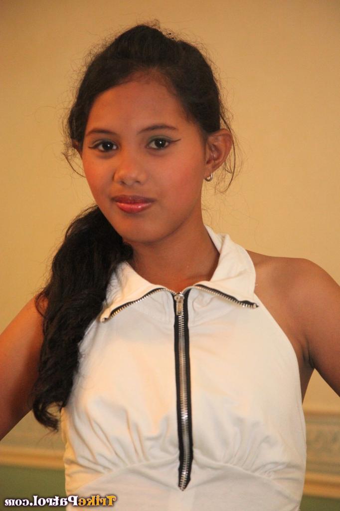 16P Pequena menina filipina de dezoito anos não esconde pêssego com barba por fazer do cameraguy