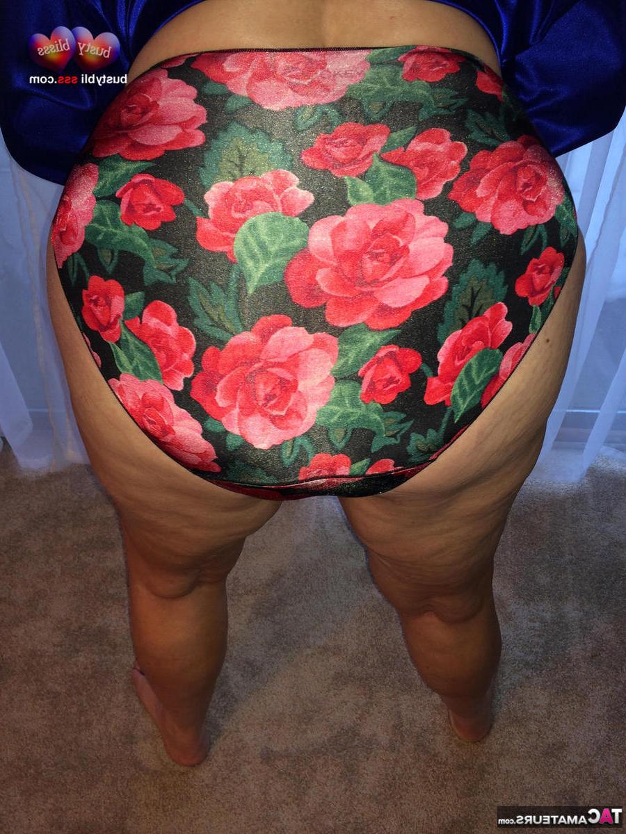 16P La madura Busty Bliss va descalza mostrando sus grandes tetas naturales