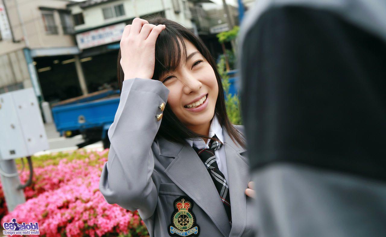 16P A estudante japonesa Rin Hayakawa expõe seus peitos e arbustos também