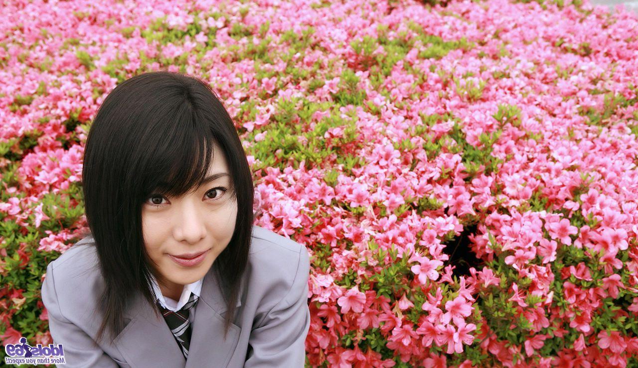 16P A estudante japonesa Rin Hayakawa expõe seus peitos e arbustos também