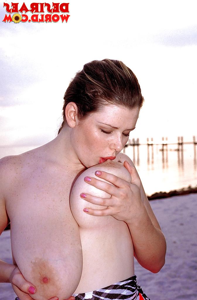 16P Desirae, star du porno dodue, montre ses énormes seins tombants en plein air sur la plage.