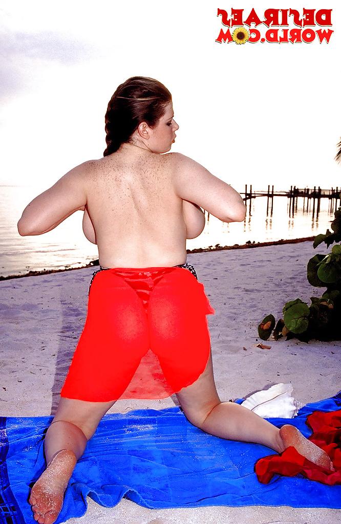 16P Desirae, star du porno dodue, montre ses énormes seins tombants en plein air sur la plage.