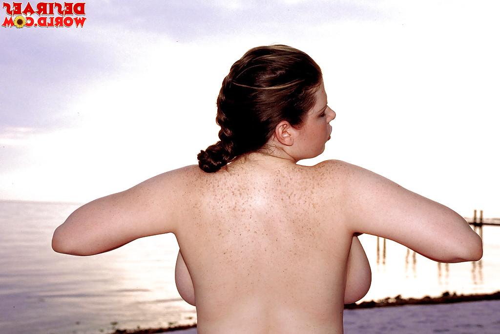 16P Desirae, star du porno dodue, montre ses énormes seins tombants en plein air sur la plage.