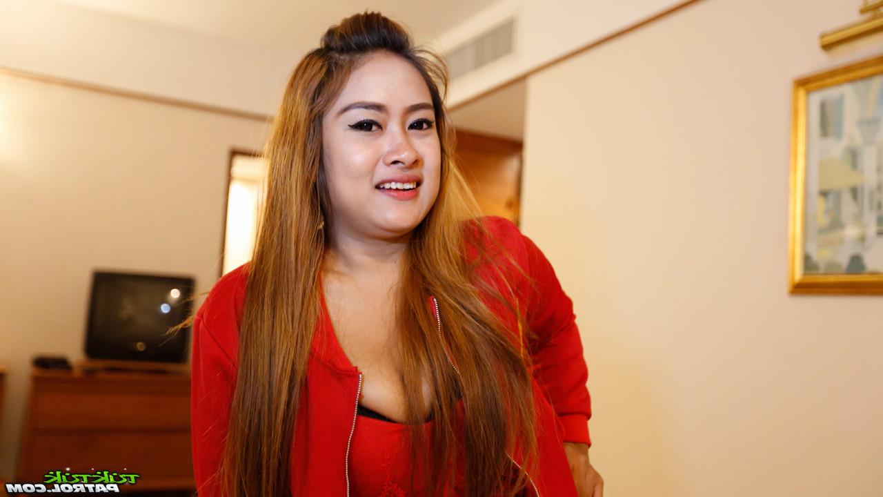 20P La asiática amateur Damnee revela su cuerpo con curvas y recibe una follada en POV