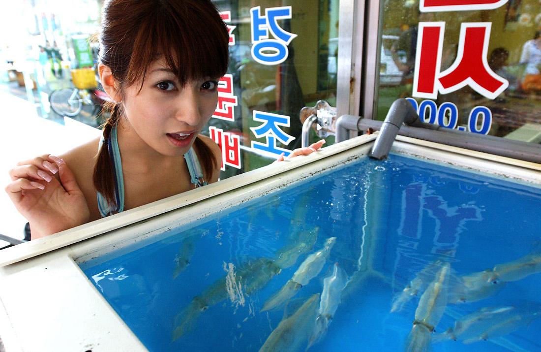 16P Japanese redhead An Naba samples street food before a nude solo shoot
