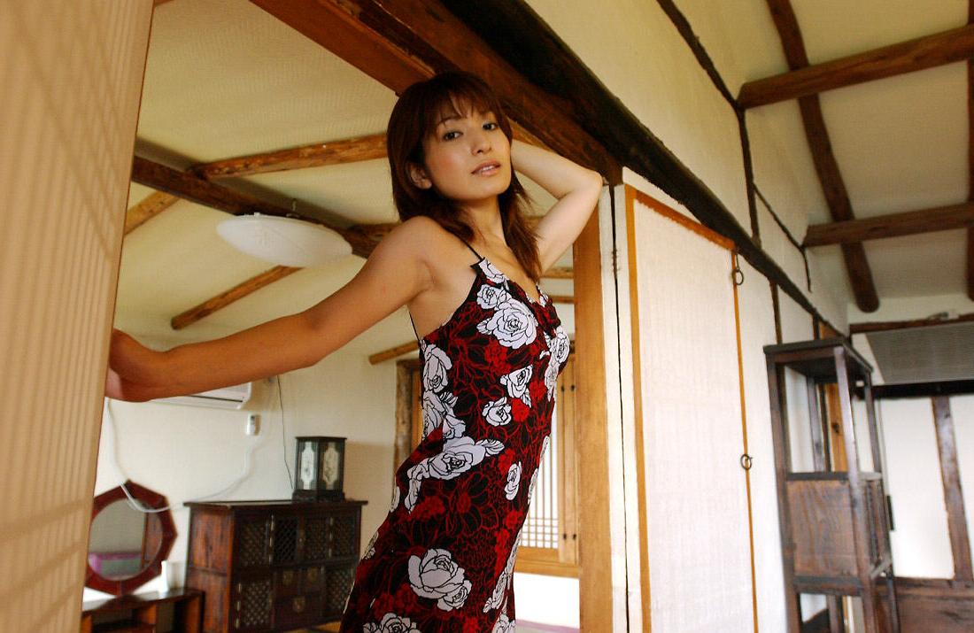 16P Japanese redhead An Naba samples street food before a nude solo shoot