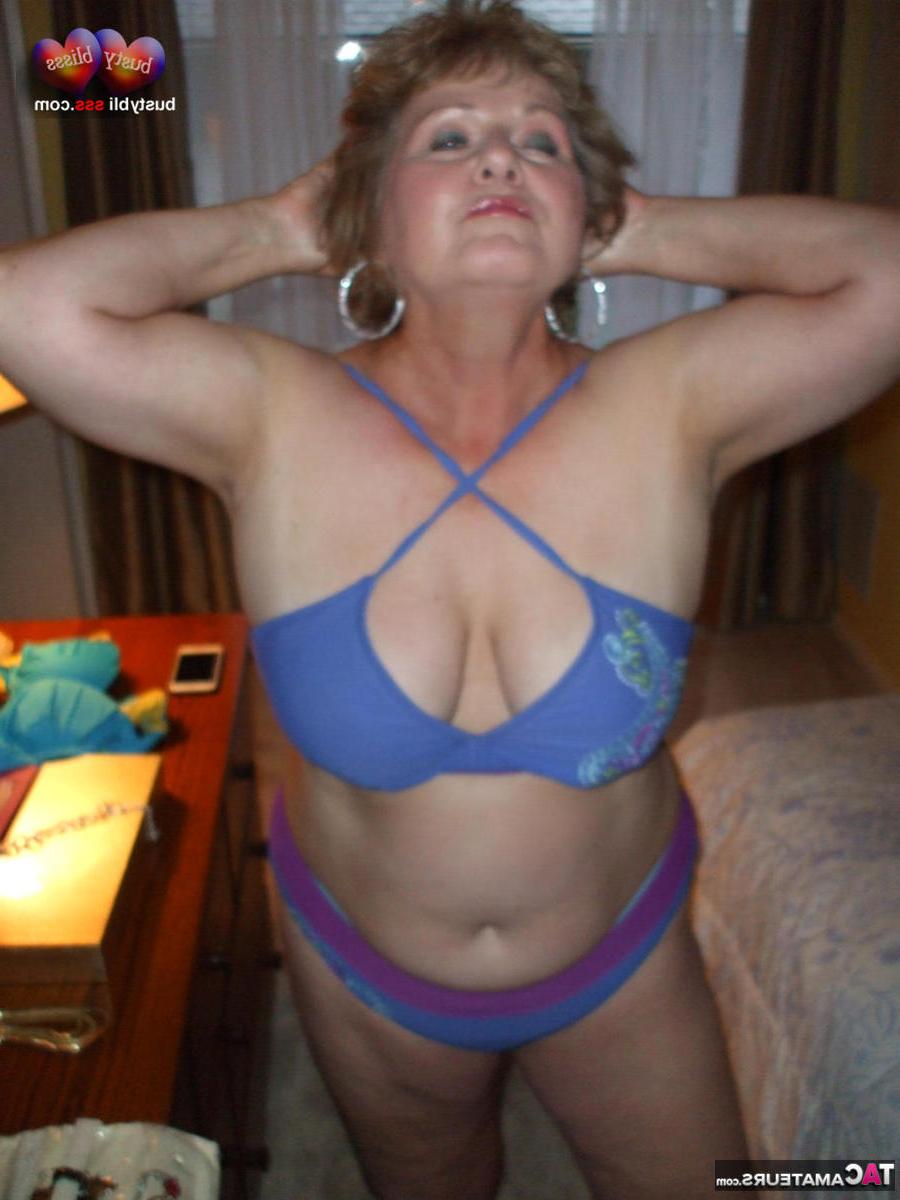 16P A velha gordinha Busty Bliss lambe o pau do homem enquanto fica nua