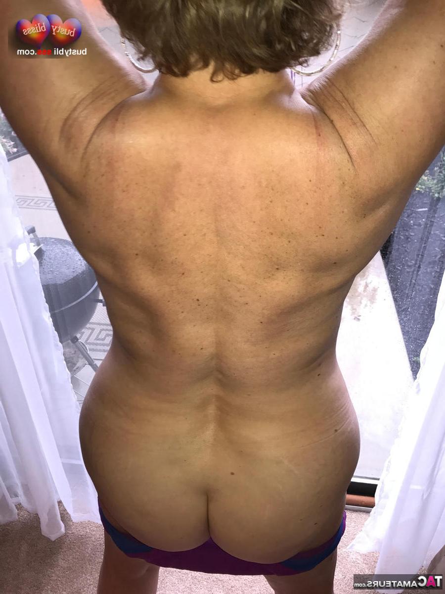 16P A velha gordinha Busty Bliss lambe o pau do homem enquanto fica nua