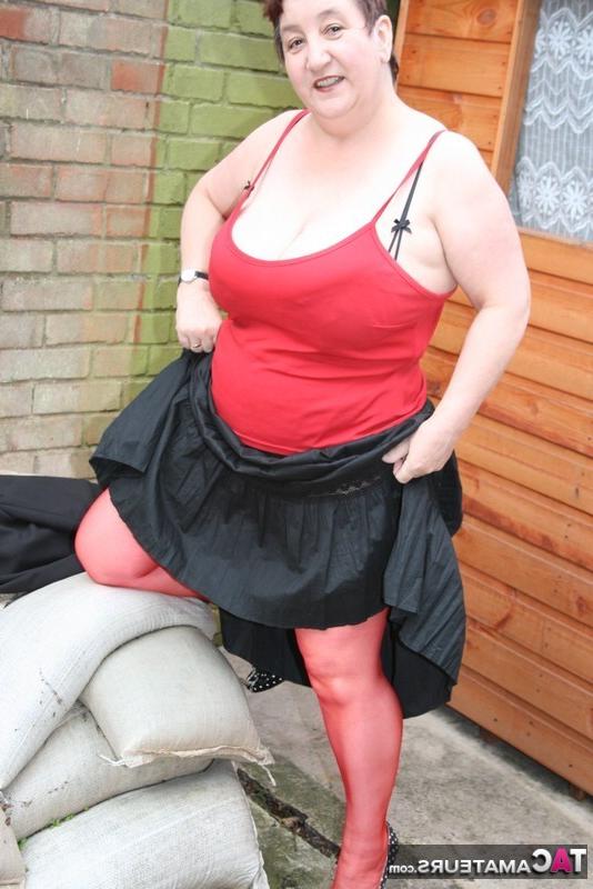 16P Die ältere Amateurin Kinky Carol trägt kurzes Haar und zeigt dabei ihre roten Strümpfe