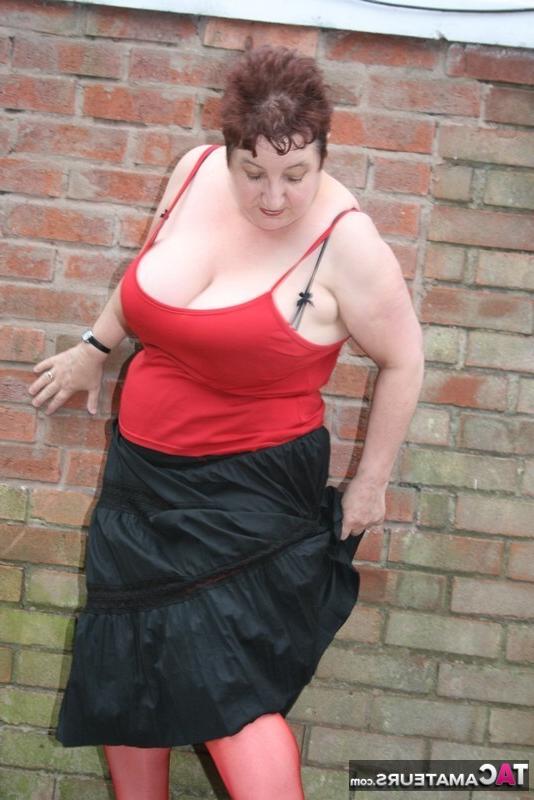 16P Die ältere Amateurin Kinky Carol trägt kurzes Haar und zeigt dabei ihre roten Strümpfe