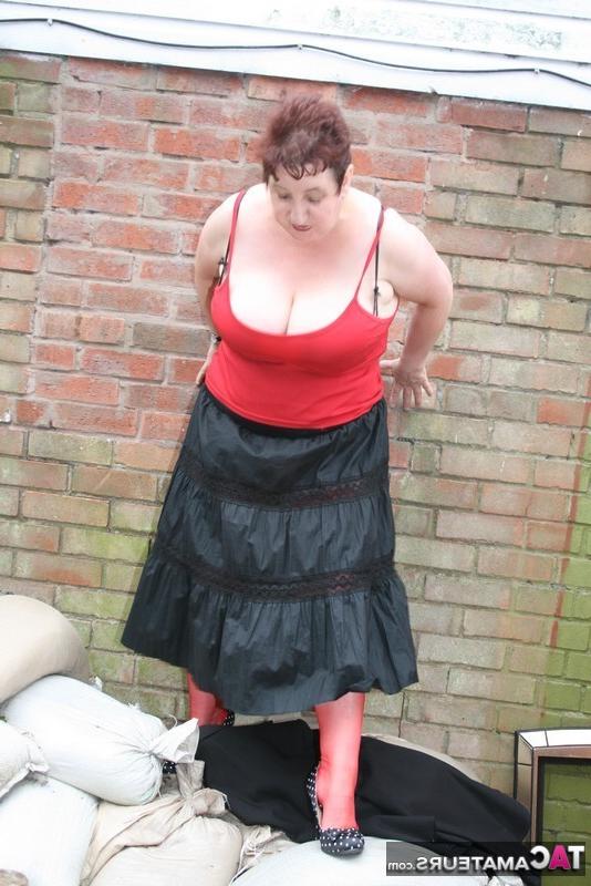 16P Die ältere Amateurin Kinky Carol trägt kurzes Haar und zeigt dabei ihre roten Strümpfe