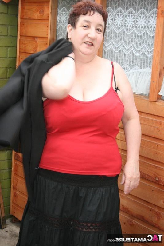16P Die ältere Amateurin Kinky Carol trägt kurzes Haar und zeigt dabei ihre roten Strümpfe