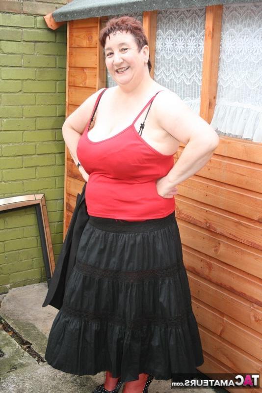 16P Die ältere Amateurin Kinky Carol trägt kurzes Haar und zeigt dabei ihre roten Strümpfe