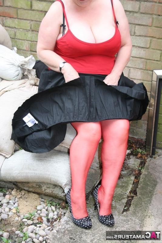 16P Die ältere Amateurin Kinky Carol trägt kurzes Haar und zeigt dabei ihre roten Strümpfe