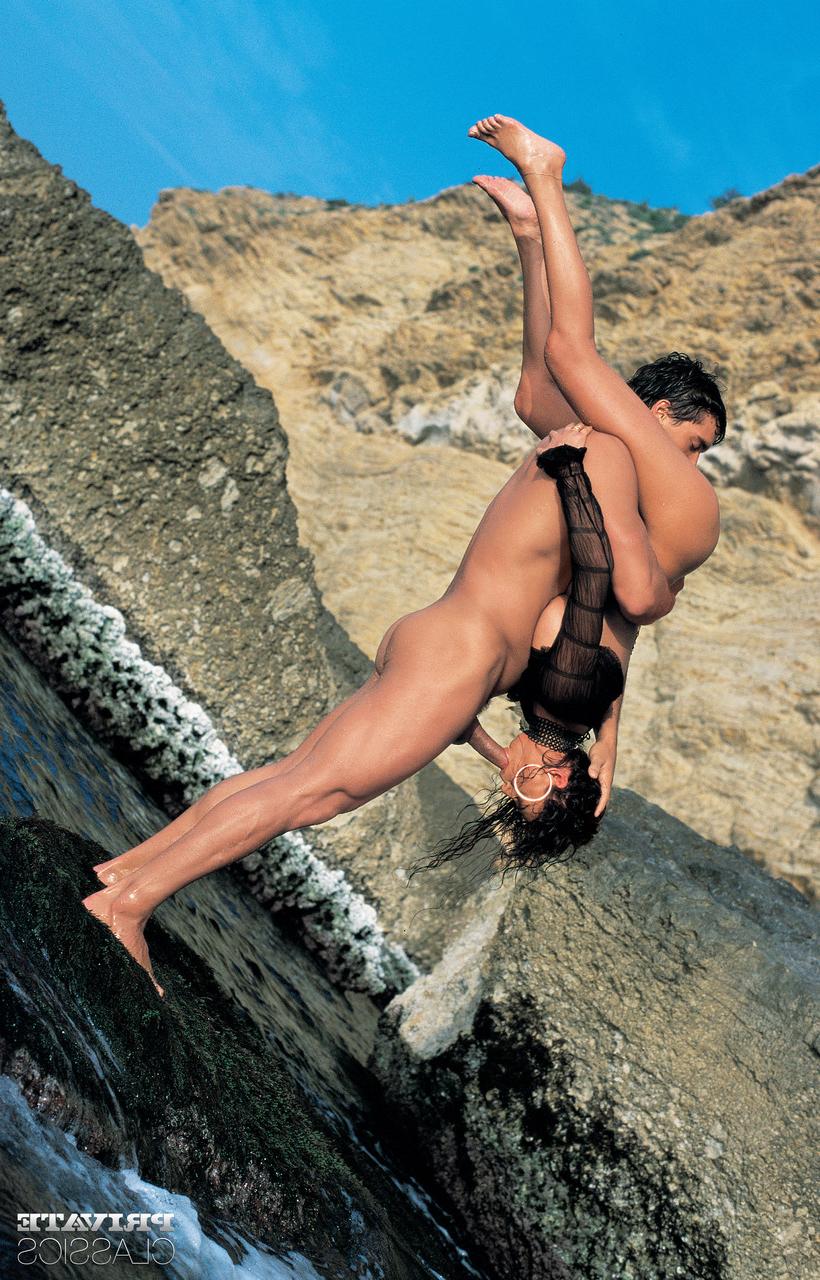 12P La MILF latina Olivia Del Rio a des relations sexuelles avec son ami dans et hors de l'eau.