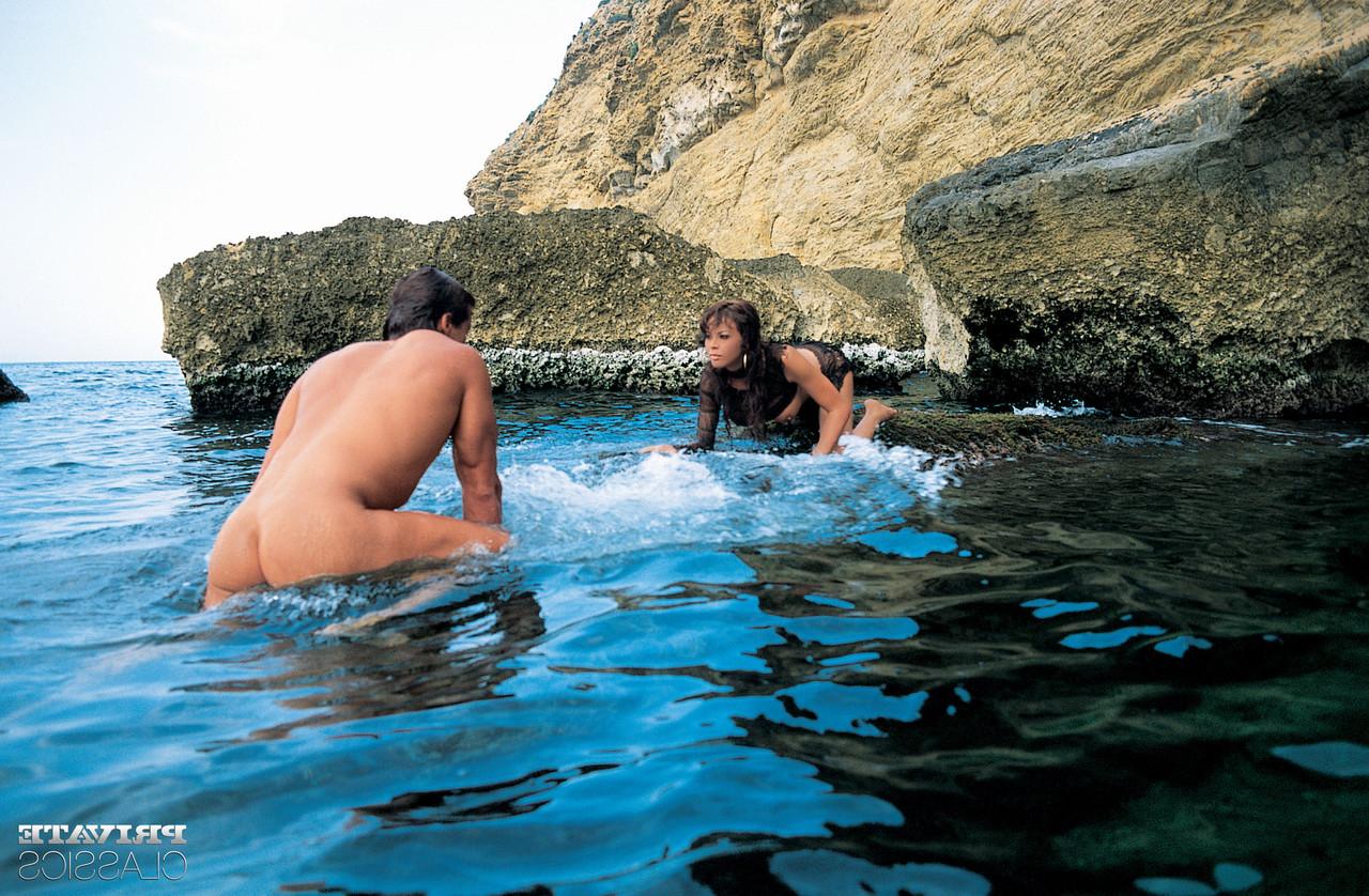 12P La MILF latina Olivia Del Rio a des relations sexuelles avec son ami dans et hors de l'eau.