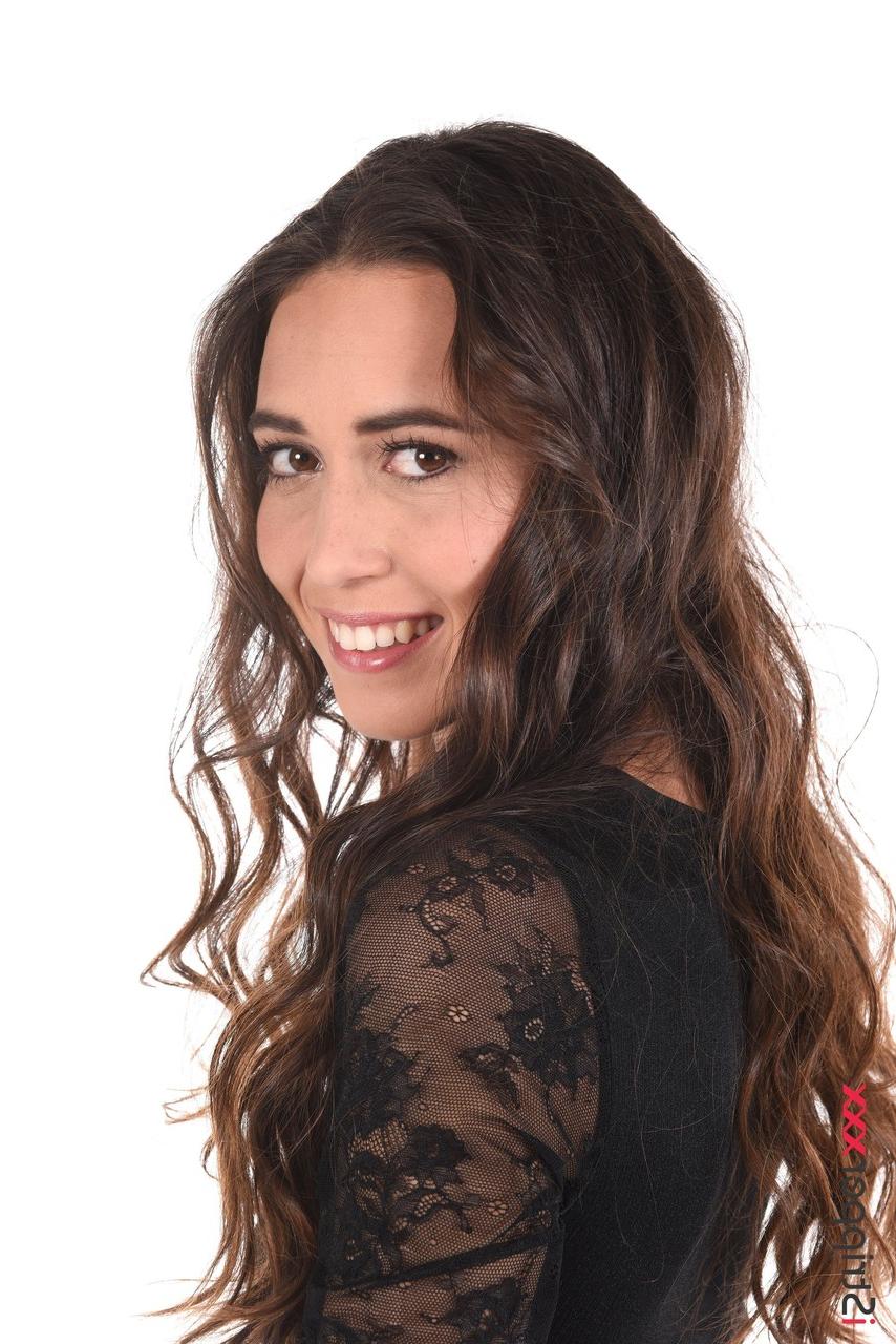 15P A bela magrinha Sandra Lyd toca sua buceta sem pelos depois de se despir