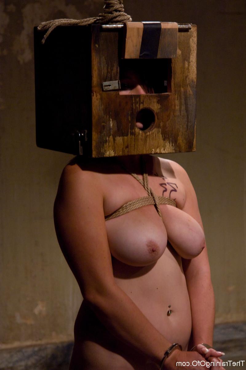 20P Vadias submissas com peitos grandes fodem um Sybian e explodem grandes consolos em uma orgia BDSM