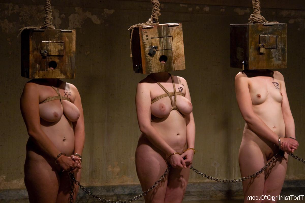 20P Vadias submissas com peitos grandes fodem um Sybian e explodem grandes consolos em uma orgia BDSM