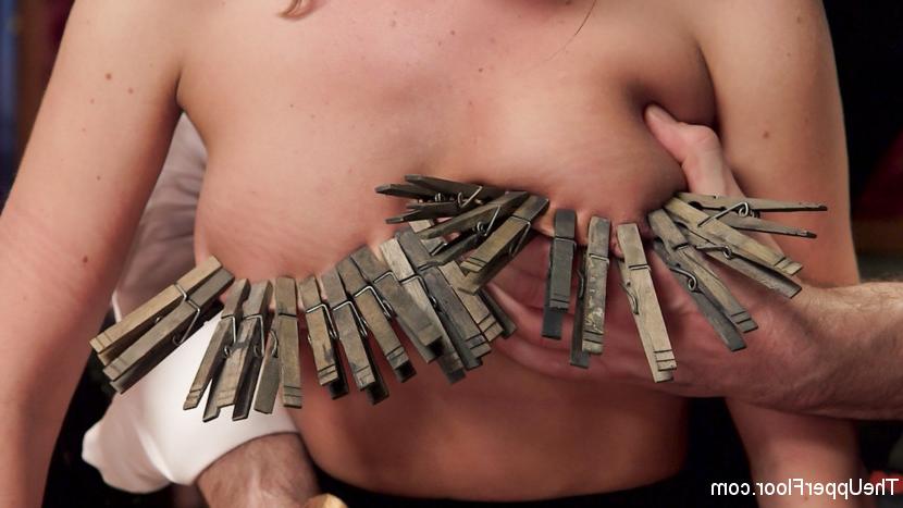 15P Escravas sexuais femininas pegam pau em todos os três buracos durante uma festa de sexo