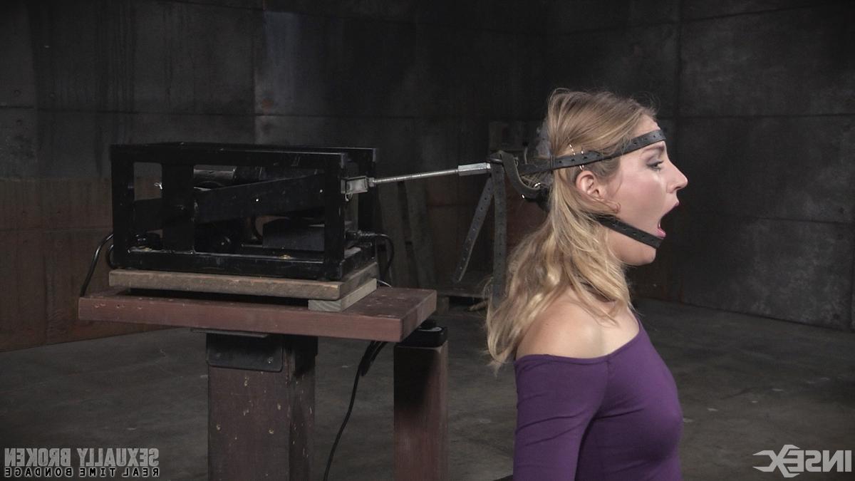 15P A contida mulher Mona Wales é fodida com o rosto enquanto empalada em um Sybian