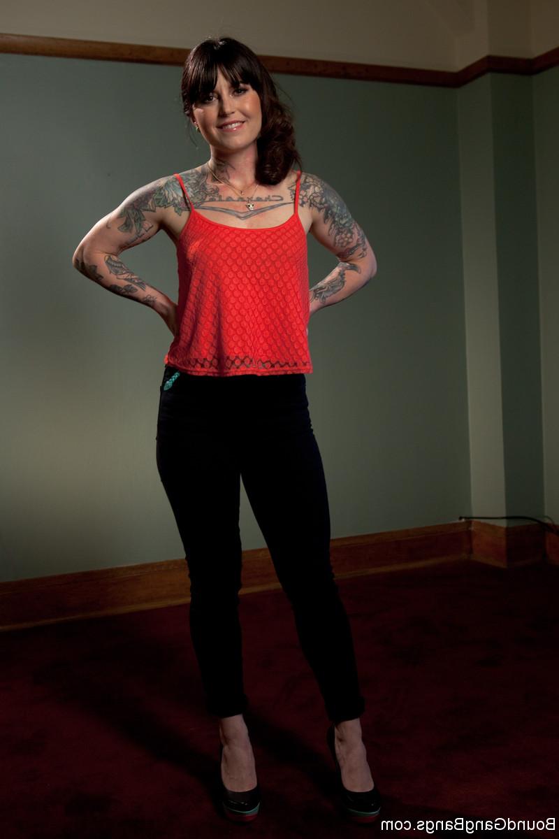 17P Lovely Vivienne Del Rio strips and reveals her perfect tattooed body