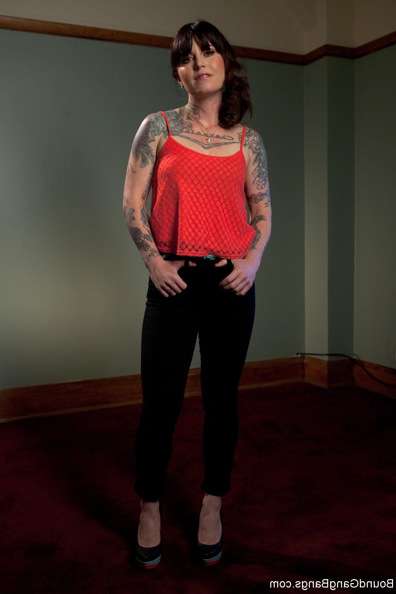17P Lovely Vivienne Del Rio strips and reveals her perfect tattooed body