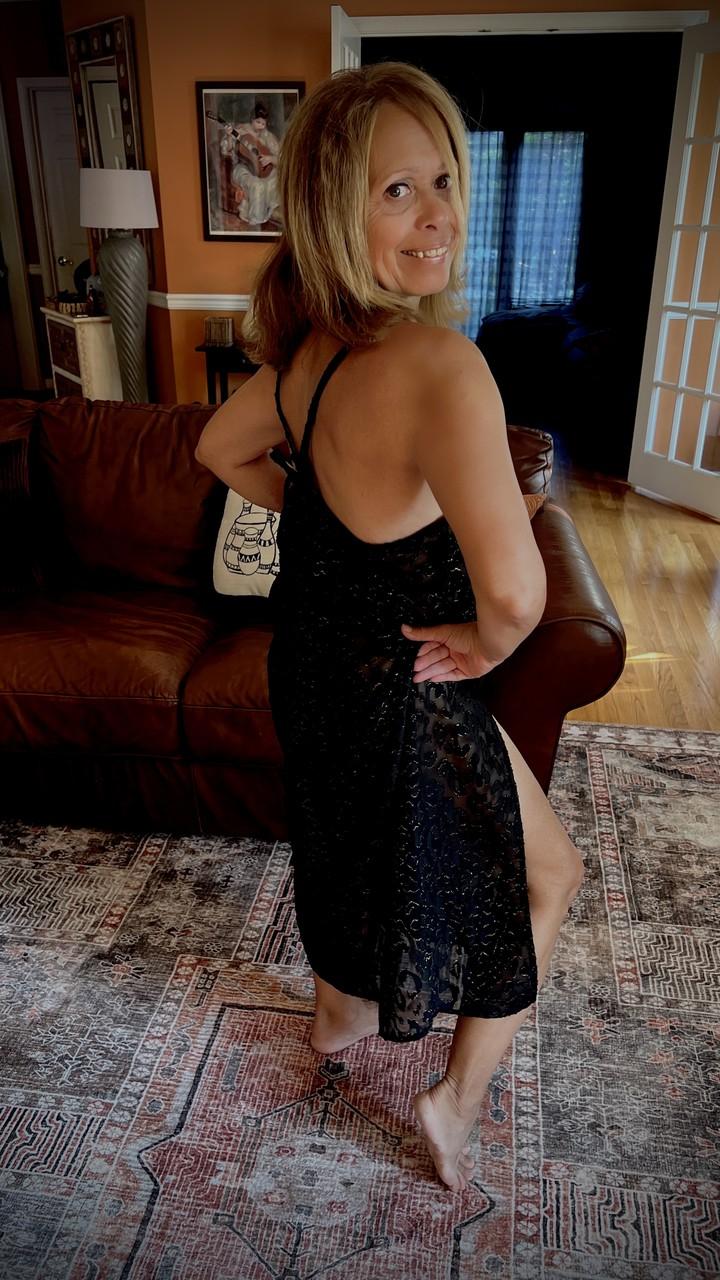 18P La grand-mère blonde latina Lourdes Rodriguez expose ses gros seins et son beau cul.