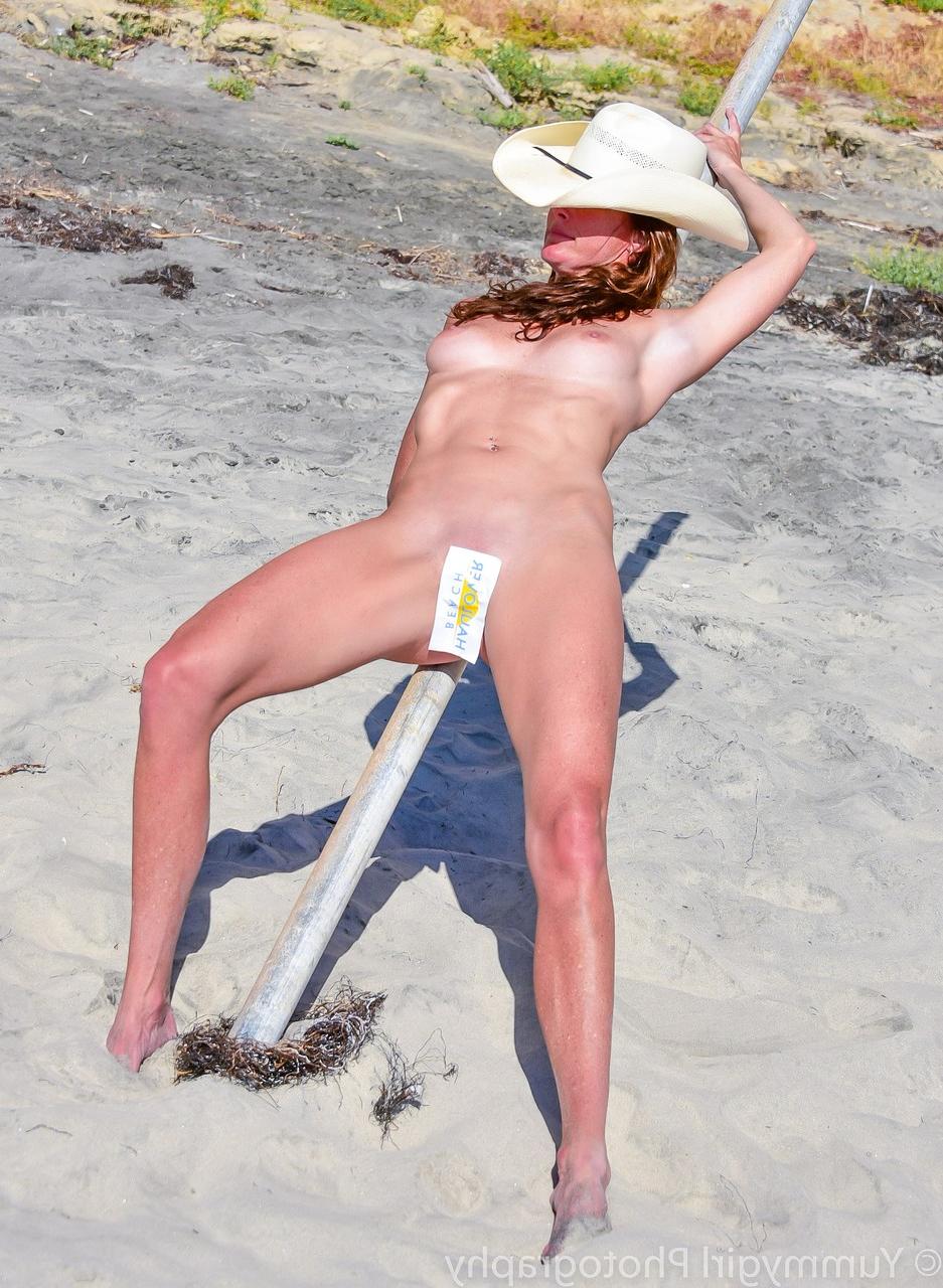 20P Sexy slim MILF Sofie Marie brinca com sua bunda, peitos e regalo careca em uma praia