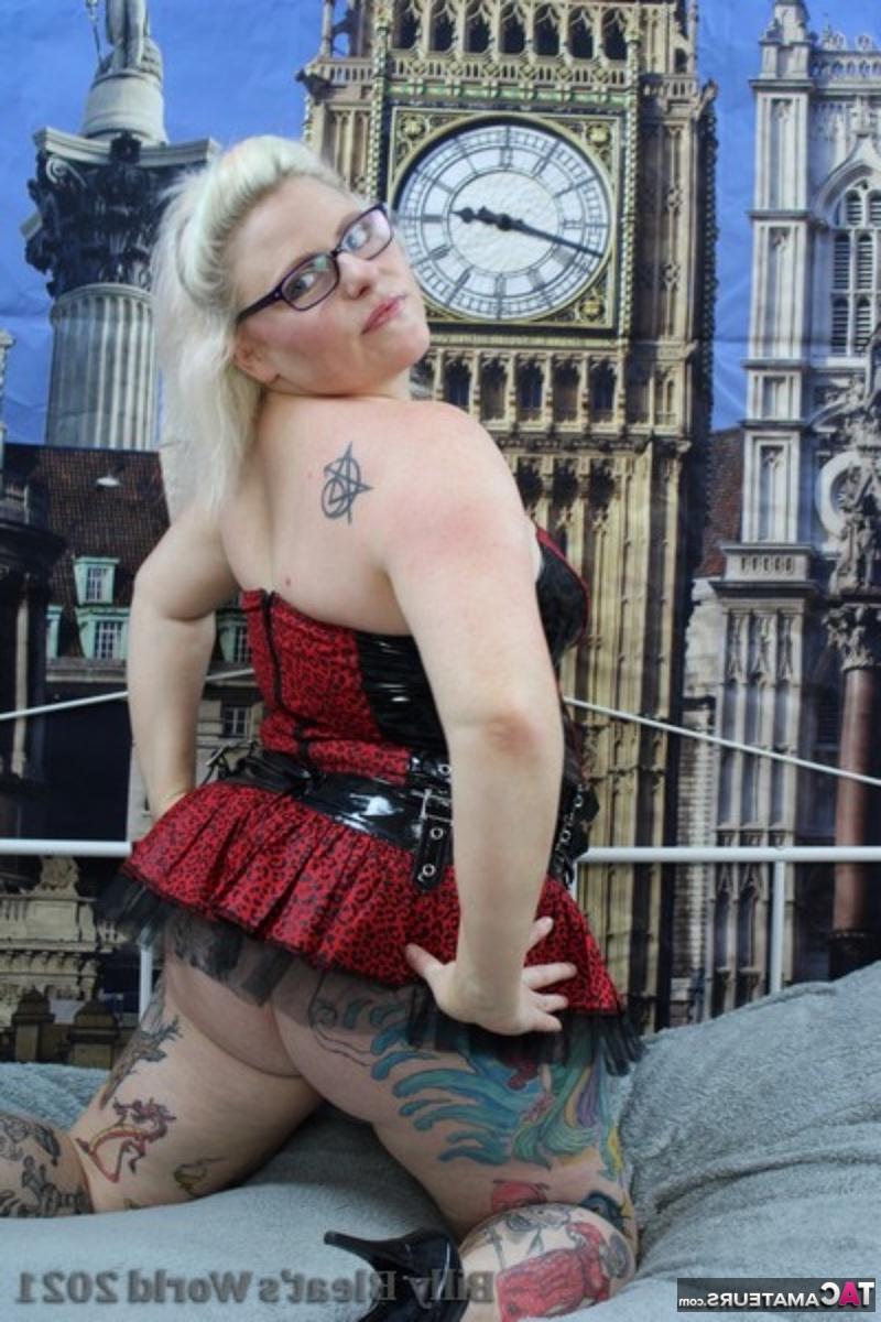 16P A loira britânica com excesso de peso, Mollie Foxxx, mostra os seios para fora de um vestido de salto alto