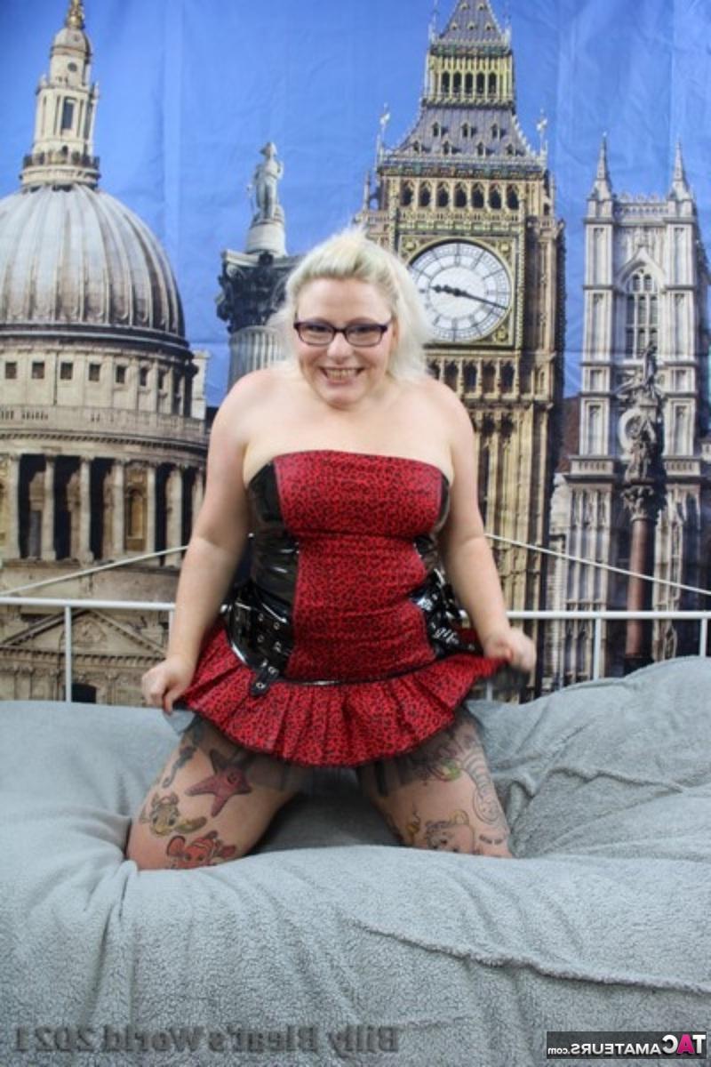 16P A loira britânica com excesso de peso, Mollie Foxxx, mostra os seios para fora de um vestido de salto alto