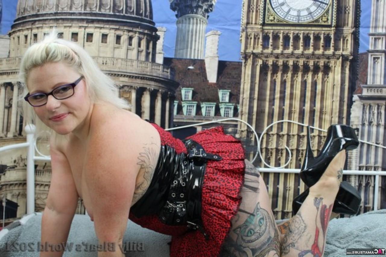 16P A loira britânica com excesso de peso, Mollie Foxxx, mostra os seios para fora de um vestido de salto alto