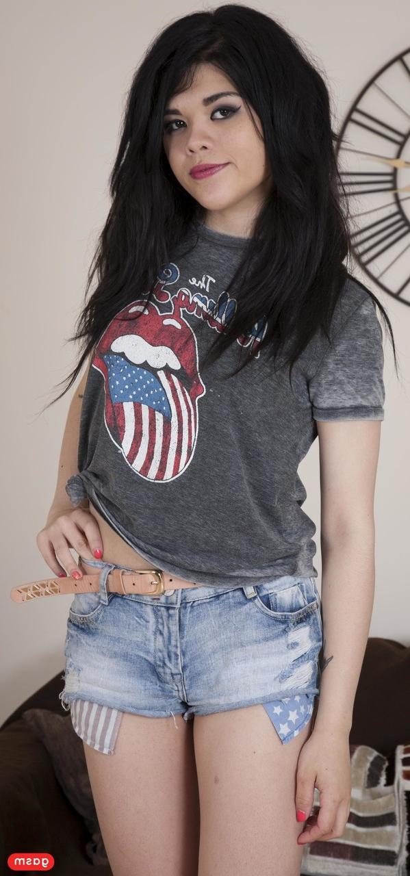 15P La belle asiatique Candy Chang montre ses petits seins et fait une pipe.