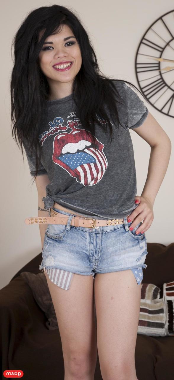 15P La belle asiatique Candy Chang montre ses petits seins et fait une pipe.
