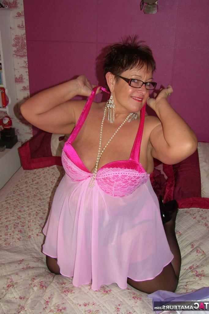 20P Amador BBW Warmsweethoney perde seus peitos grandes de lingerie com óculos