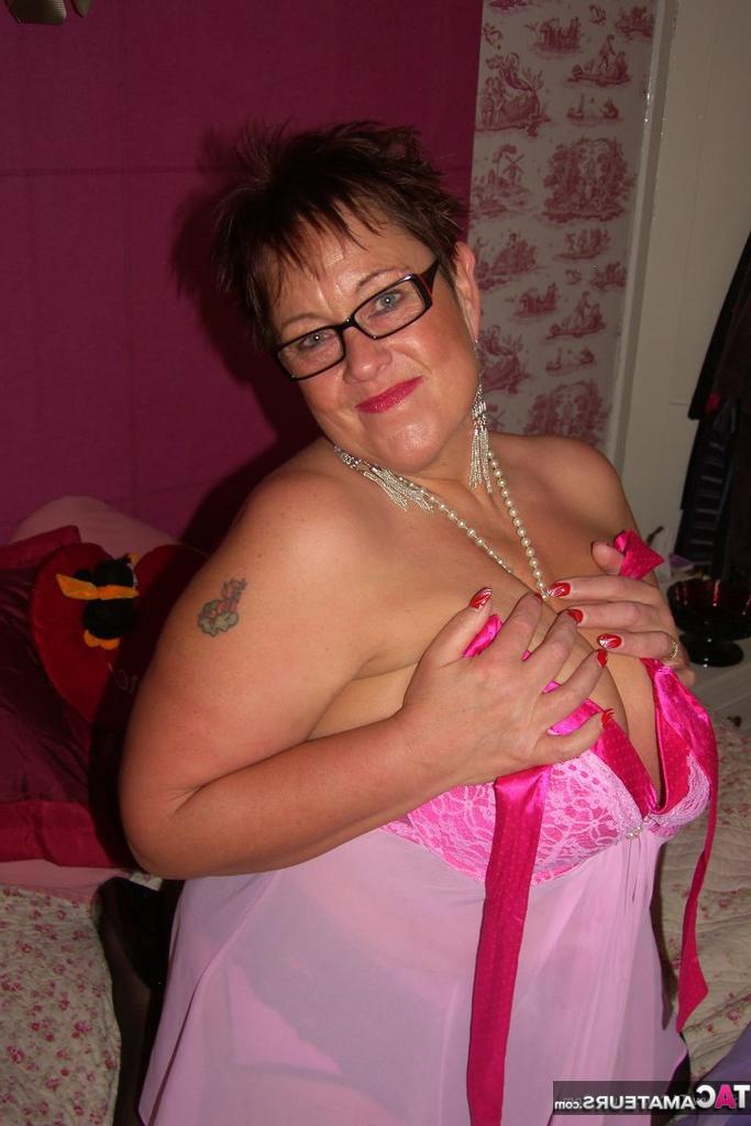 20P Amador BBW Warmsweethoney perde seus peitos grandes de lingerie com óculos