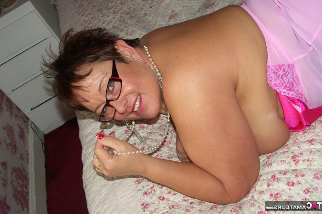 20P Amador BBW Warmsweethoney perde seus peitos grandes de lingerie com óculos