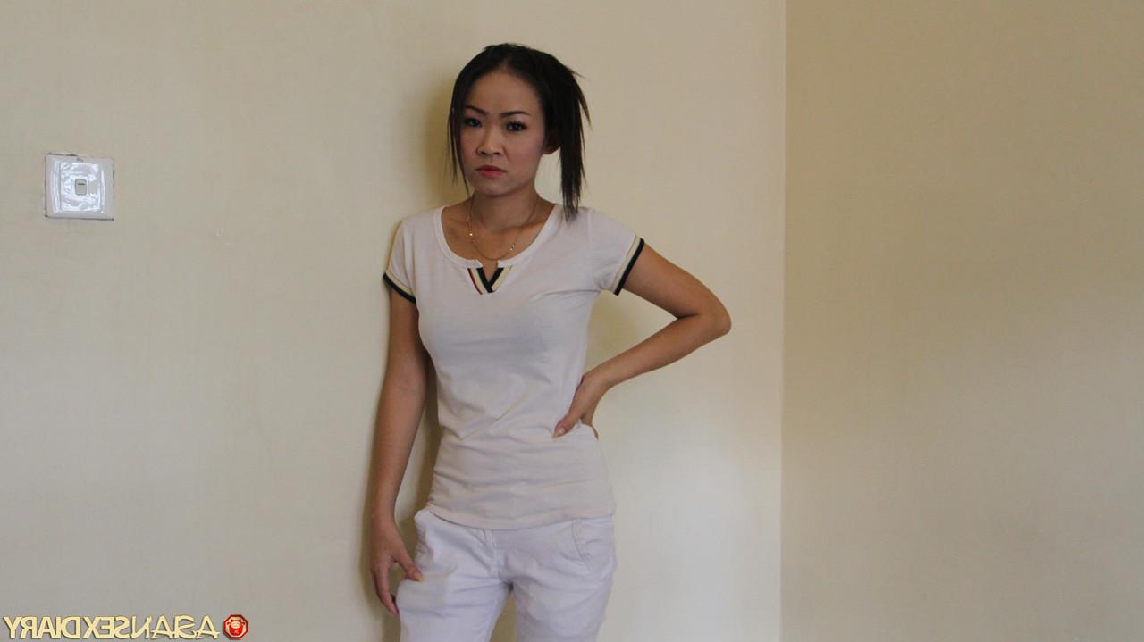 15P Das zierliche vietnamesische Mädchen Hong verschenkt ihren haarigen Muff an einen Sextouristen