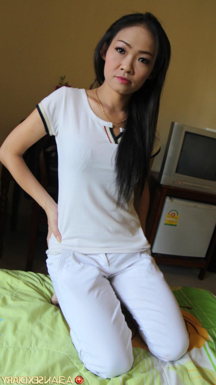 15P Das zierliche vietnamesische Mädchen Hong verschenkt ihren haarigen Muff an einen Sextouristen