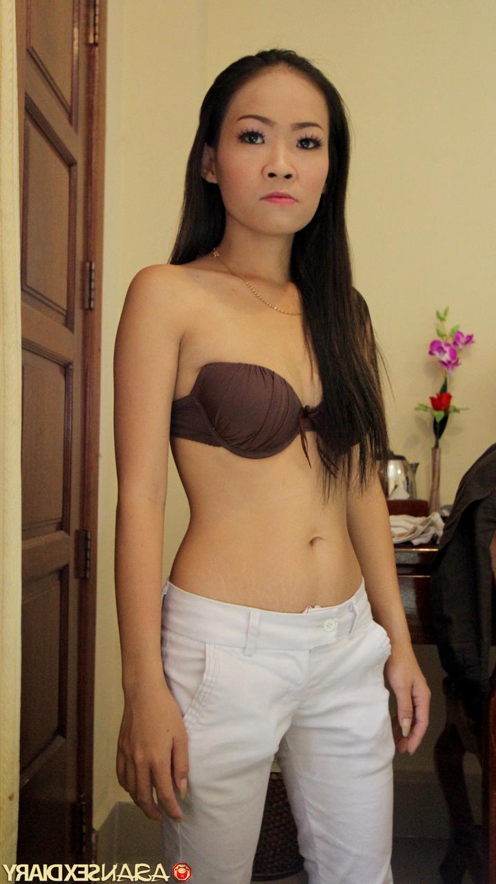 15P Das zierliche vietnamesische Mädchen Hong verschenkt ihren haarigen Muff an einen Sextouristen