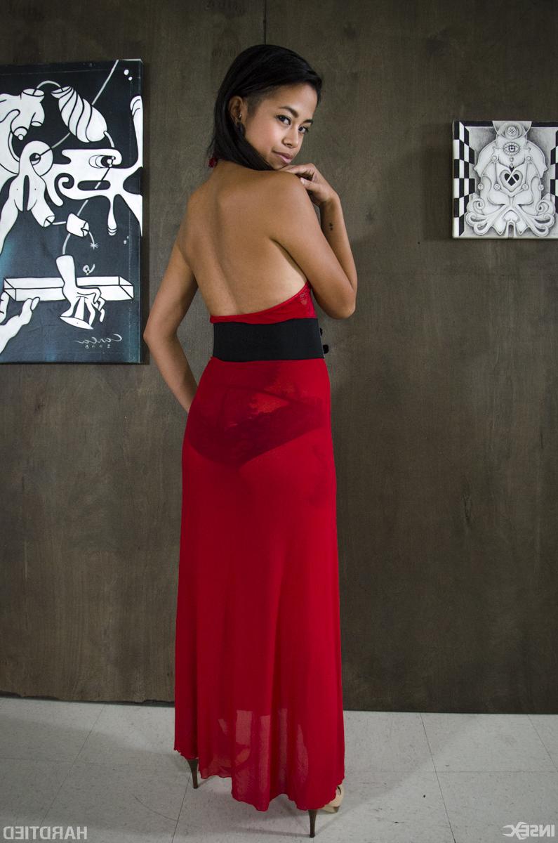 14P La caliente asiática Chillycarlita es suspendida de cuerdas a manos de un negro
