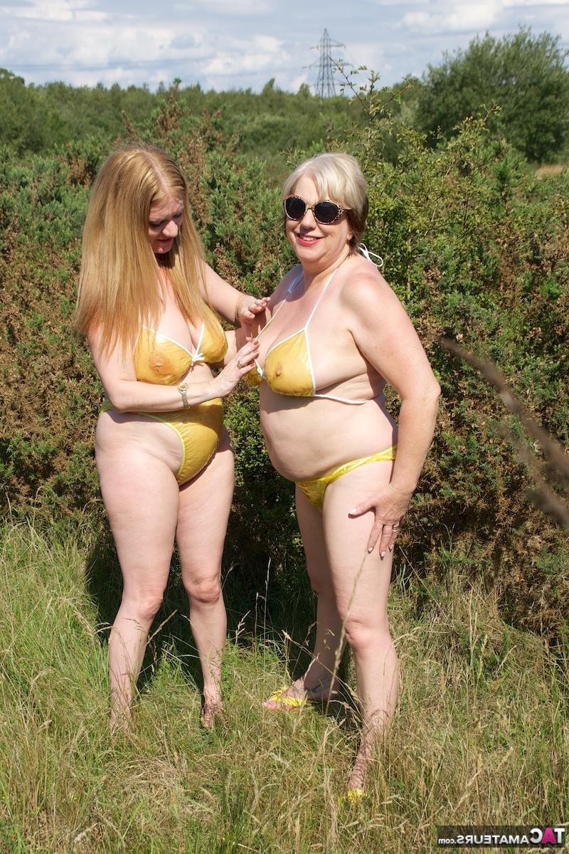 16P La británica Speedy Bee y su amante lesbiana más joven se acarician en bikini