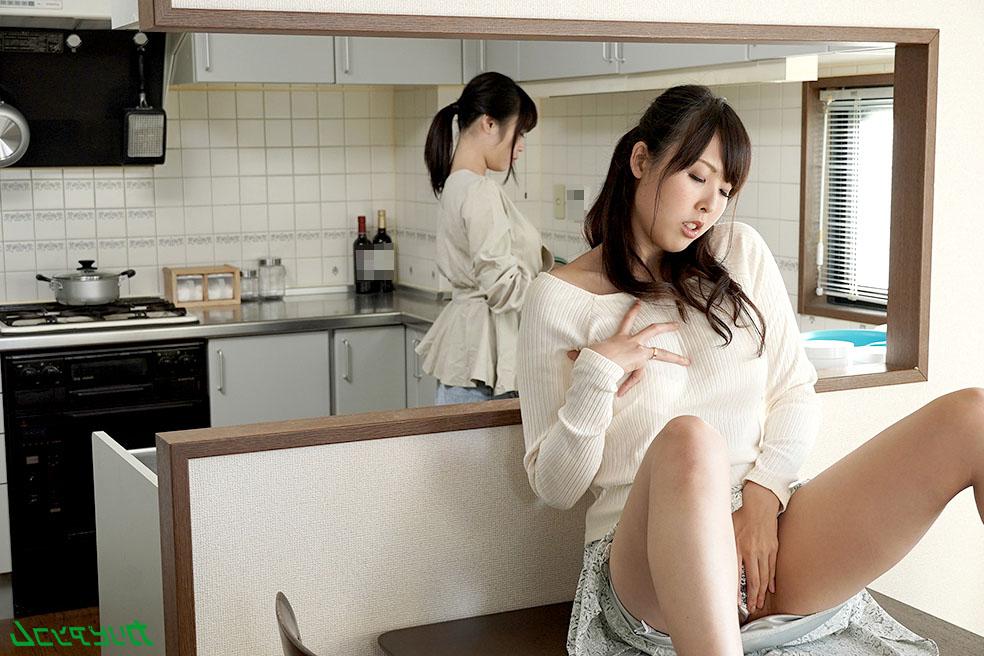 20P As donas de casa japonesas Yui Kawagoe e Manami Ueno são desossadas e engordadas em um 3some