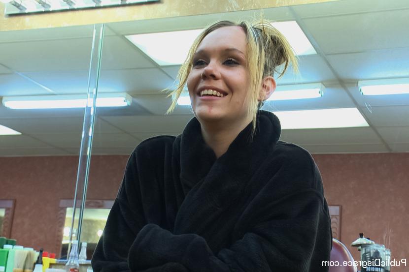 10P Menina loira é humilhada e faz gangbang enquanto está em uma barbearia