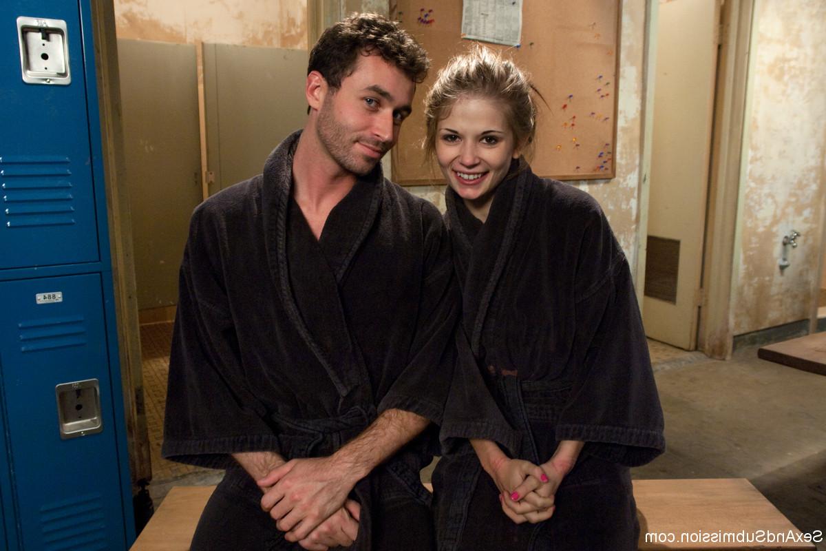 20P La nena desnuda Sensi Pearl tiene sexo duro con James Deen después de chuparle la polla