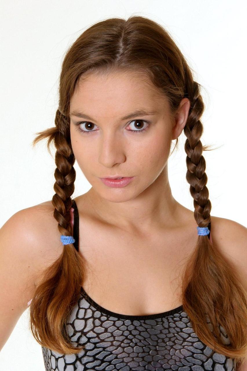 20P Linda adolescente Paloma exibindo seus peitos pendurados e sua bunda linda
