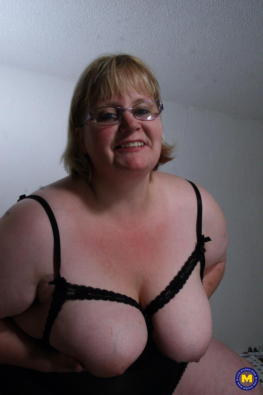 20P La abuela gorda Didi chupa sus grandes tetas y monta un vibrador con su culo gordo
