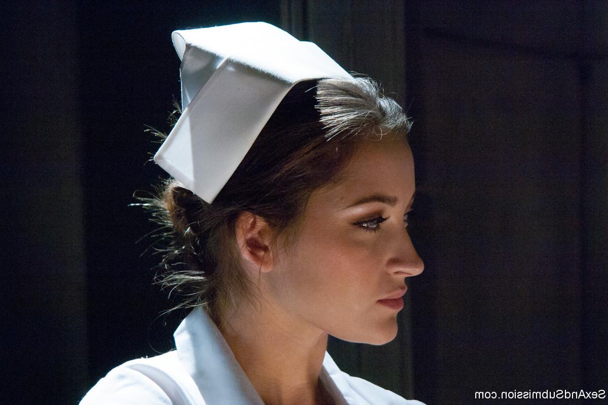 20P Die heiße Krankenschwester Dani Daniels wird von einem geilen Perversen ausgezogen und brutal gefickt