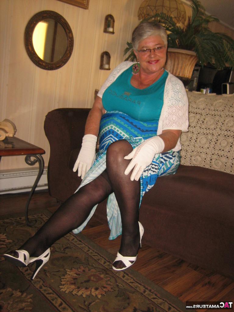 20P Die fette Oma-Gürtelgöttin trägt weiße Handschuhe, während sie sich bis auf einen BH und einen Mieder auszieht