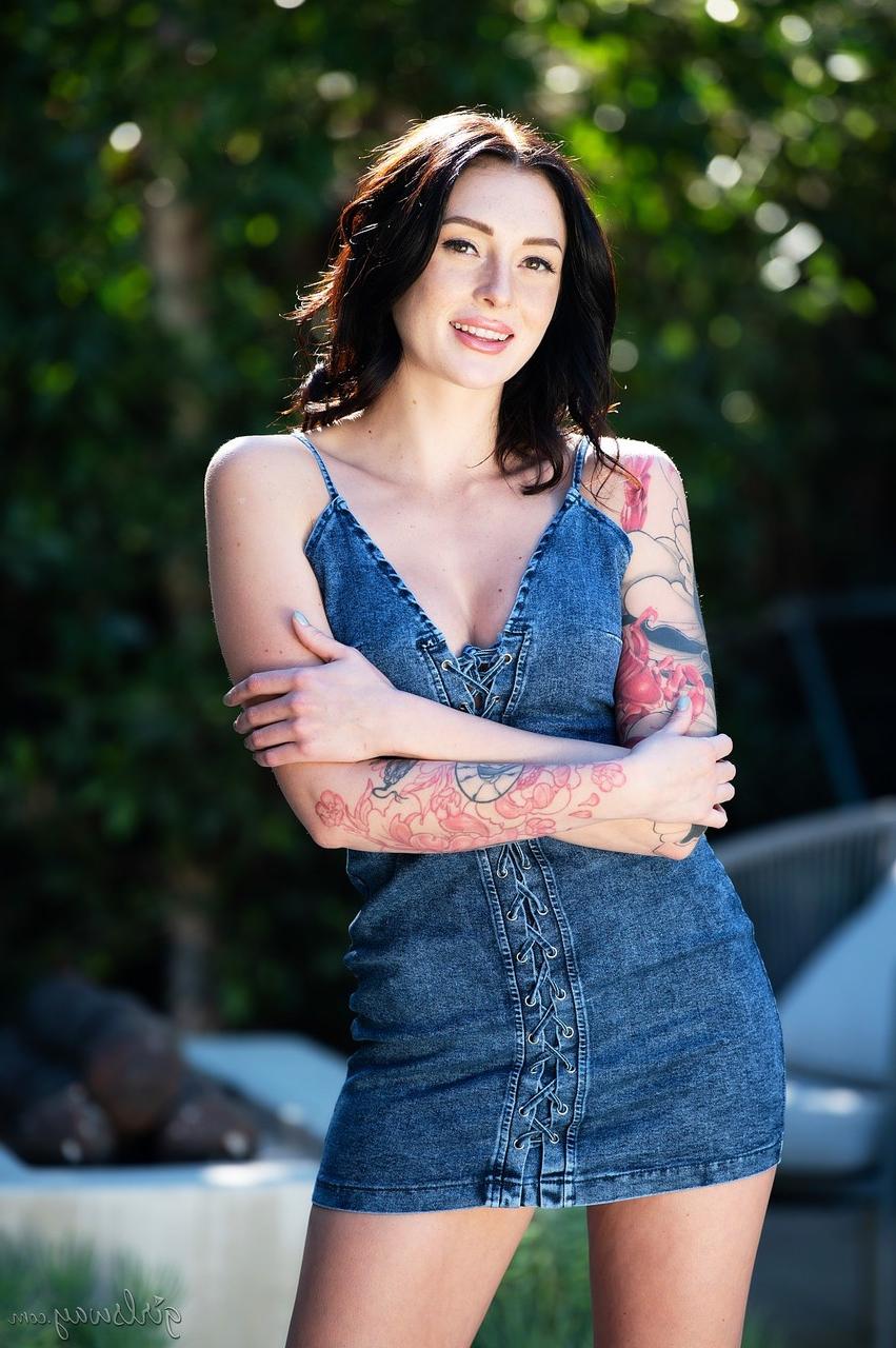 20P Filles Way Ana Foxxx, Victoria Voxxx, Mona Azar, Charlotte Sins